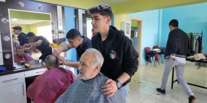 Öğrenciler yaşlıların bayram tıraşını yaptı