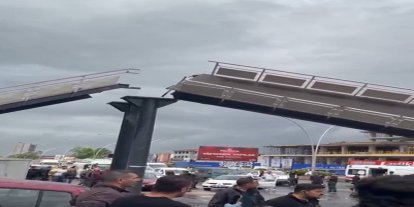 Kamyon üst geçide çarptı: 3 yaralı