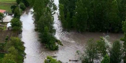 Tokat’ta taşkında mahsur kalan araç son anda kurtarıldı