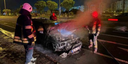 Seyir halinde alev alan otomobil kullanılamaz hale geldi