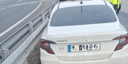 Kontrolden çıkan otomobil bariyere çarptı