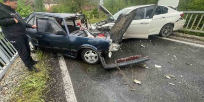 Otomobillerinin kafa kafaya çarpıştığı kazada 4 kişi yaralandı
