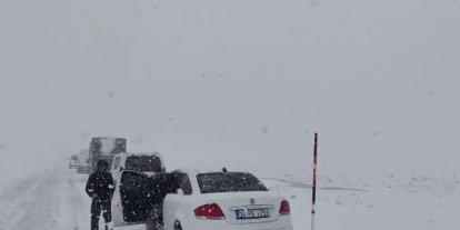 Palandöken geçidinde kar ve tipi etkili oldu