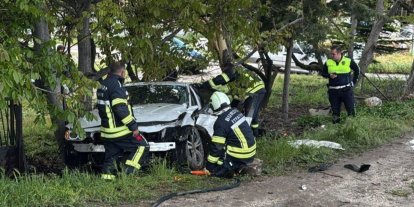 Burdur’da kontrolden çıkan otomobil ağaca çarptı