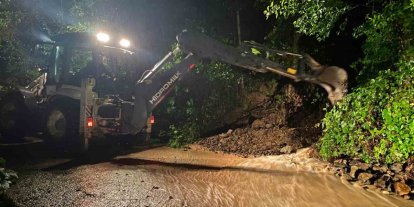 Araklı ilçesinde şiddetli yağış sonrası kapanan yollar açılıyor