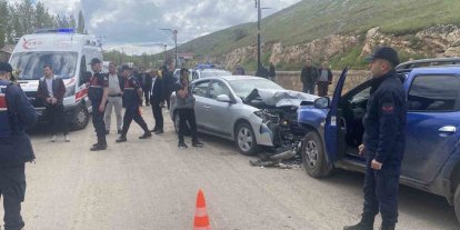 Kafa kafaya çarpıştılar, 8 kişi yaralandı