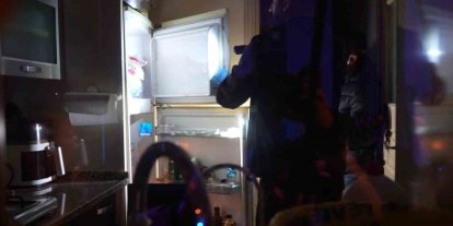 Ceset kokusu sanıldı, gerçek polisin eve girmesiyle ortaya çıktı