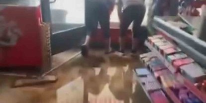 Muş’ta sağanak ve dolu yağışı: İş yerlerini su bastı