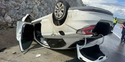 Takla atıp refüje giren otomobilde 4 kişi yaralandı