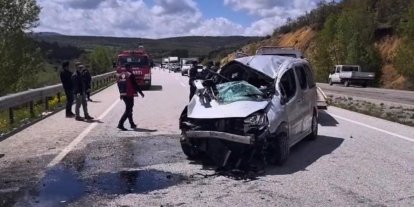 Yozgat’ta bariyerlere çarpan hafif ticari araçtaki 6 kişi yaralandı