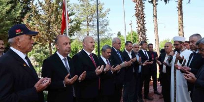 Bayram arifesinde şehitlik ziyaret edildi