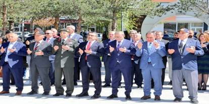 Kars Protokolü ve Vatandaşlar Şehitlikte Dualarda Buluştu