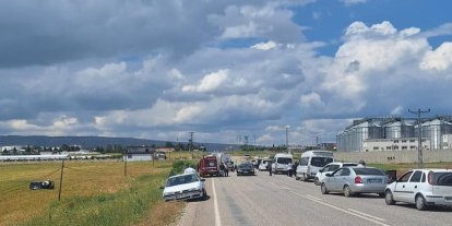 Otomobil ile hafif ticari araç çarpıştı: 3 yaralı