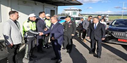 Kars Valisi Ziya Polat’tan Yol Kontrol Noktasında Bayram Ziyareti