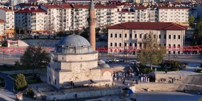 Yöresel kıyafetleriyle tarihi camide bayram namazı kıldılar