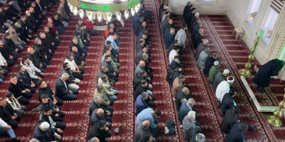 Yüksekova’da bayram namazında vatandaşlar camileri doldurdu
