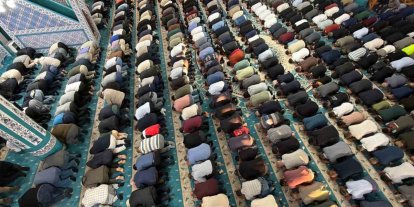 Osmaniye’de bayram namazında camiler doldu, vatandaşlar protokolle bayramlaştı