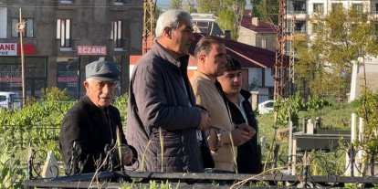 Yüksekova’da vatandaşlar bayram namazı sonrası mezarlıklara akın etti