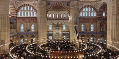 Bakan Güler Selimiye Camii’nde vatandaşlarla bayramlaştı