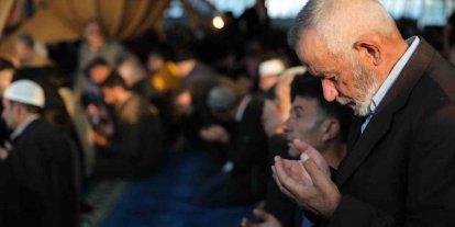 Erzincan’da vatandaşlar bayram namazı için camilere akın etti
