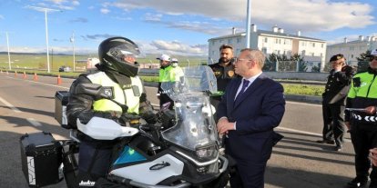 Kars Valisi Ziya Polat’tan bayram mesaisindeki polis ekiplerine ziyaret