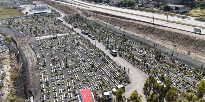 Hatay’da deprem şehitliğinde buruk Kurban Bayramı