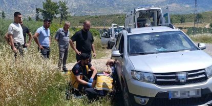 Devrilen traktörden kabin sayesinde yaralı kurtuldu