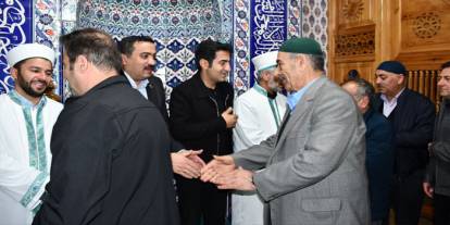 Sarıkamış Kaymakamı Enis Aslantatar Merkez Camii'nde Vatandaşlarla Bayramlaştı