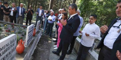 Özgür Özel Manisa’da şehitlik ve Ferdi Zeyrek’in mezarını ziyaret etti