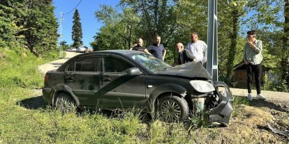 Kastamonu’da otomobil direğe çarptı: 3 yaralı