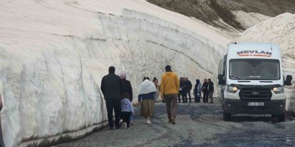 Nemrut’taki 10 metrelik kar tünellerine yoğun ilgi