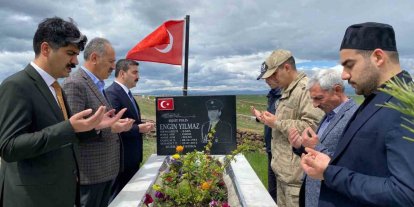Arpaçay’da bayramda duygulandıran şehitlik ziyareti