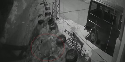 Bayburt’ta köye inen aç ayı kurdun tavşanı kovaladığı noktada yiyecek aradı