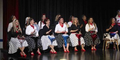 Mersin’de ‘Naftalin Kokulu Anılar Sandığı’ konseri izleyenleri geçmişe götürdü
