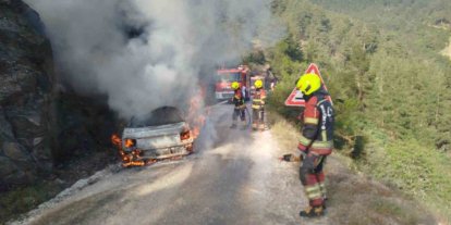 Dursunbey’de araç yangını ormana sıçradı