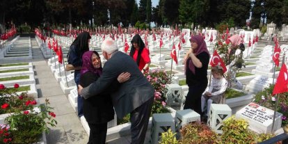 Şehit mezarlarına karanfil bıraktılar, şehit aileleriyle bayramlaştılar