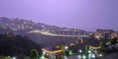 Trabzon’da yağmurla birlikte çakan şimşekler gökyüzünü aydınlattı
