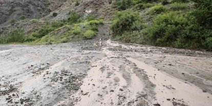 Erzincan-Kemah yolunda heyelan
