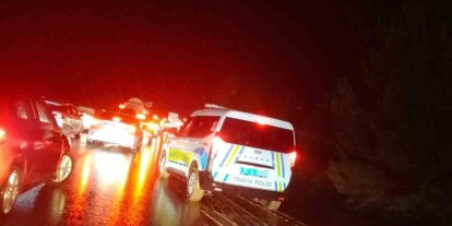 Dere taşması yolu tek şeride düşürdü