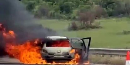 TAG Otoyolu’nda seyir halindeki otomobil yandı