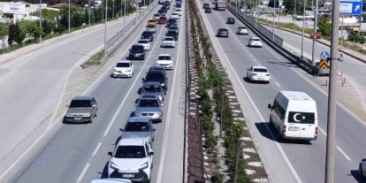 Tatilcilerin dönüş yoluna geçmesiyle Afyonkarahisar’da trafik yoğunluğu başladı