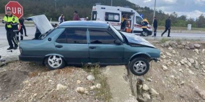 Kütahya Emet’te kavşakta iki araç çarpıştı: 3 yaralı