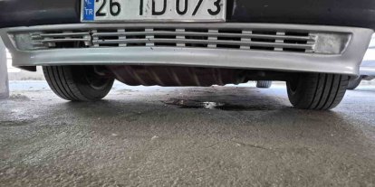 Katlı otoparkta yakıt sızdıran otomobil paniğe sebep oldu