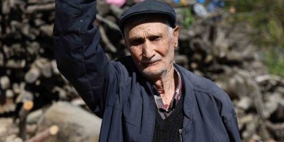 94 yaşındaki Salih amca gençlere taş çıkarıyor