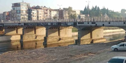 Köprüdeki dökülmüş yazı Mustafakemalpaşa’da bakımsızlığın sembolü oldu