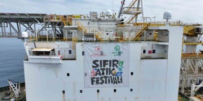Yavuz Derin Deniz Sondaj Gemisi’ne ‘Sıfır Atık Festivali’ yazılı bir pankart asıldı
