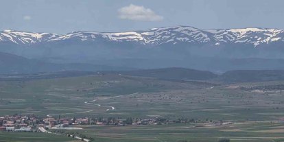 Kütahya’da kartpostallık manzara zirvede kar, ovada bahar