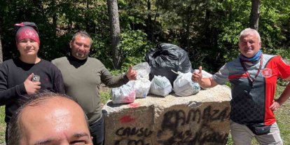 Kütahya’da kirlenen mesire alanını Eskişehirli motosiklet grubu temizledi