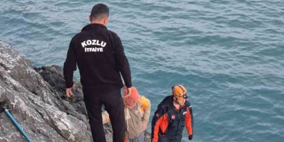 Balık tutmak isterken kayalıklardan düşen adamı ekipler ve balıkçı teknesi kurtardı