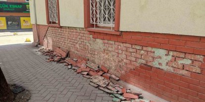 Eskişehir’de cami duvarının dekoratif tuğlaları deforme olup kaldırıma döküldü